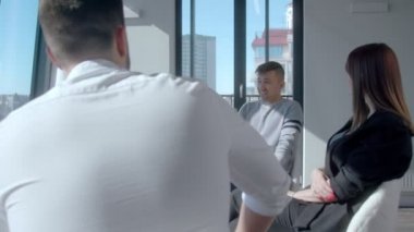 Genç beyaz adam bağımlılığının hikayesini anlatıyor.
