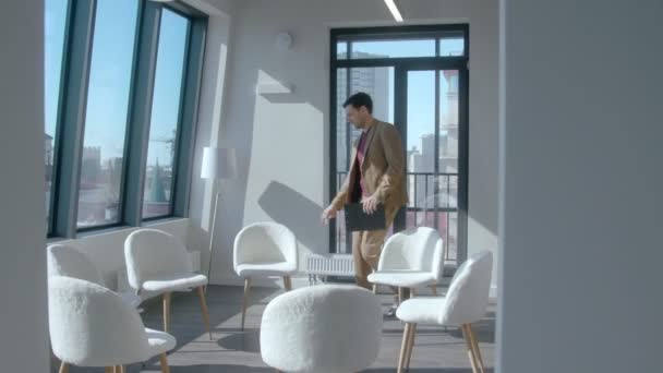 Jeune homme d'affaires caucasien confiant en vêtements formels 