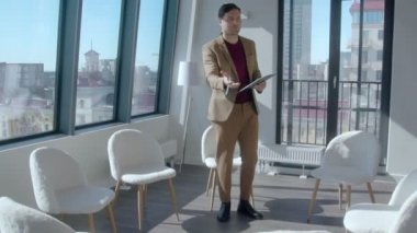 İyi görünümlü beyaz koç melez insanları davet ediyor.