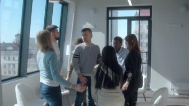 İsimsiz uyuşturucu bağımlılarından oluşan çok ırklı bir ekip, yeni ve şaşkın bir grup üyesine sarılıyor.