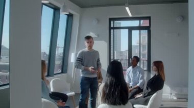 İsimsiz alışveriş kulübünün karışık ırk üyeleri ayakta duruyor ve sarılıyorlar.