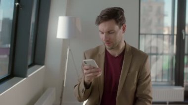 Pozitif görünümlü beyaz bir adam meslektaşlarıyla sohbet ediyor.