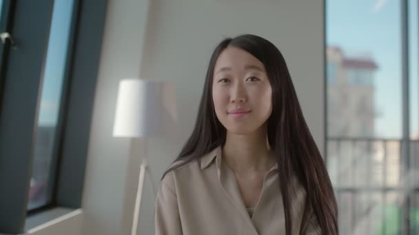 Leende ung asiatisk kvinna professionell chef — Stockvideo
