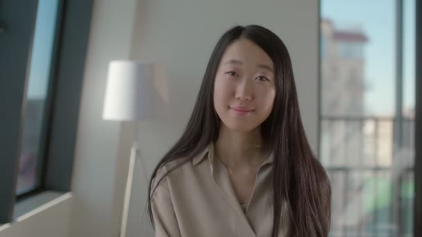 Pozitív csinos ázsiai lány irodai dolgozó egy nagy pénzügyi cég — Stock videók