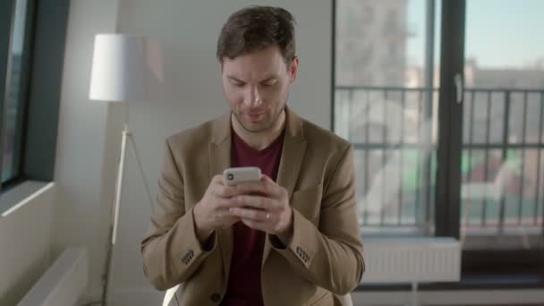 Handsome young caucasian clerk in a stylish suit is looking for work — Stock Video