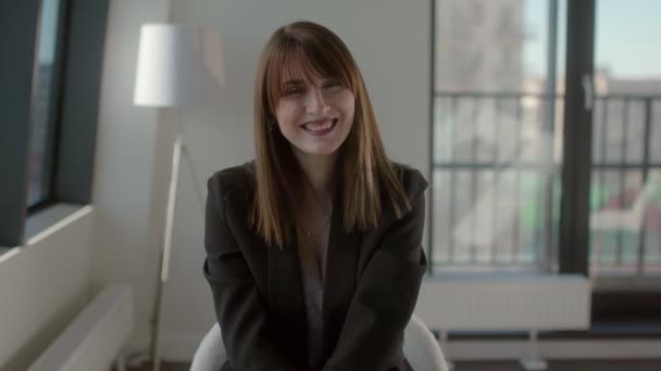 Портрет красивой позитивной успешной стильной молодой улыбающейся деловой женщины — стоковое видео