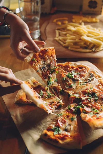 Comer Pizza Con Amigos — Foto de Stock