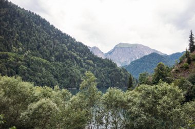 Dağların altında mavi göl