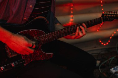 Dostum, rock müzik ve gitar çalıyor.