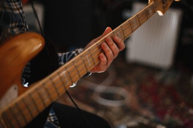 bir bas gitar çalmaya adam