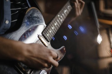 İçerde gitar çalan adam.