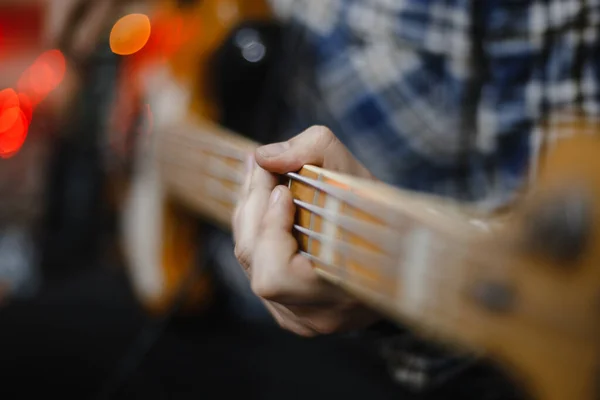 Mann Spielt Eine Bassgitarre — Stockfoto