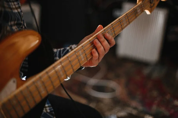 Mann Spielt Eine Bassgitarre — Stockfoto