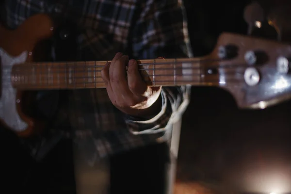 Mann Spielt Eine Bassgitarre — Stockfoto