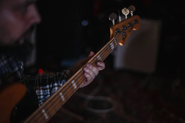 Homem Tocando Música Rock Guitarra Baixo — Fotografia de Stock