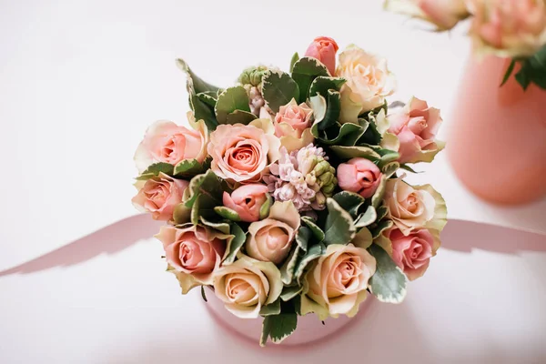 Güzellik Buketi Pembe Kutuda Taze Çiçekler Kanatlı — Stok fotoğraf