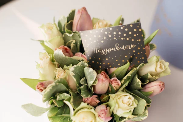 Kutuda Bir Buket Bahar Çiçeği Tebrik Kartı — Stok fotoğraf