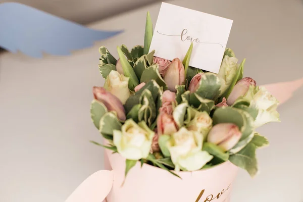 Kutuda Bir Buket Bahar Çiçeği Tebrik Kartı — Stok fotoğraf