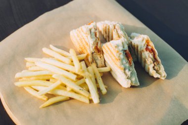 Kafenin yaz terasında sandviç ve patates kızartması.
