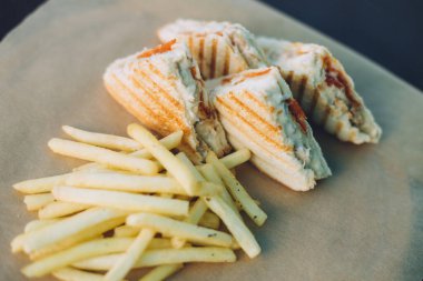 Kafenin yaz terasında sandviç ve patates kızartması.