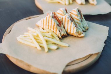 Kafenin yaz terasında sandviç ve patates kızartması.