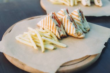 Kafenin yaz terasında sandviç ve patates kızartması.