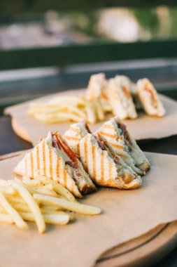 Kafenin yaz terasında sandviç ve patates kızartması.