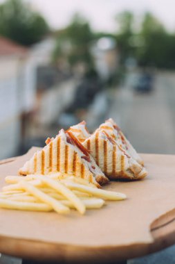 Kafenin yaz terasında sandviç ve patates kızartması.