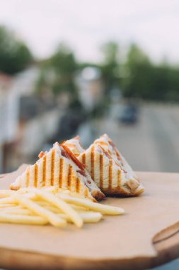 Kafenin yaz terasında sandviç ve patates kızartması.