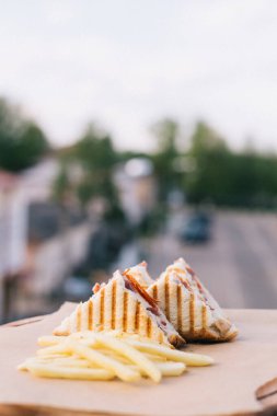 Kafenin yaz terasında sandviç ve patates kızartması.
