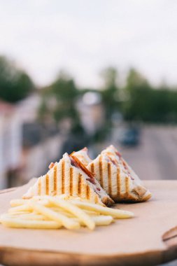 Kafenin yaz terasında sandviç ve patates kızartması.