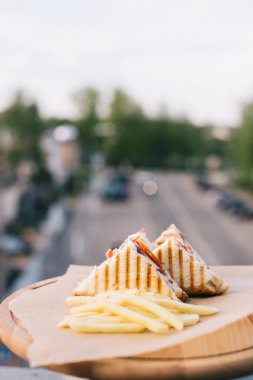 Kafenin yaz terasında sandviç ve patates kızartması.
