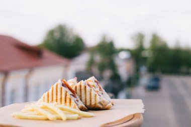Kafenin yaz terasında sandviç ve patates kızartması.