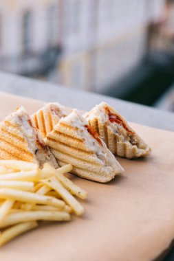 Kafenin yaz terasında sandviç ve patates kızartması.