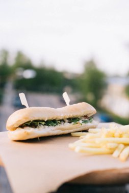 Kafenin yaz terasında sandviç ve patates kızartması.