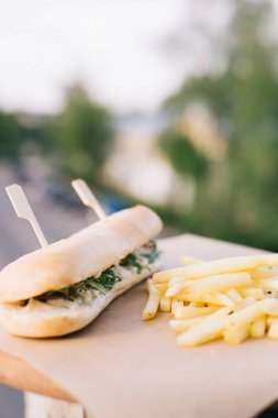Kafenin yaz terasında sandviç ve patates kızartması.