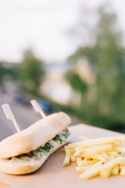 Kafenin yaz terasında sandviç ve patates kızartması.