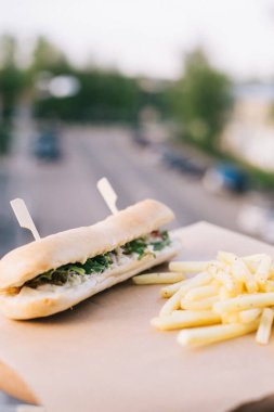 Kafenin yaz terasında sandviç ve patates kızartması.