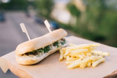 Kafenin yaz terasında sandviç ve patates kızartması.