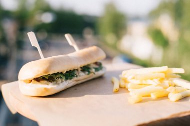 Kafenin yaz terasında sandviç ve patates kızartması.