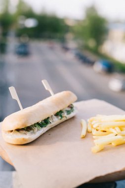 Kafenin yaz terasında sandviç ve patates kızartması.