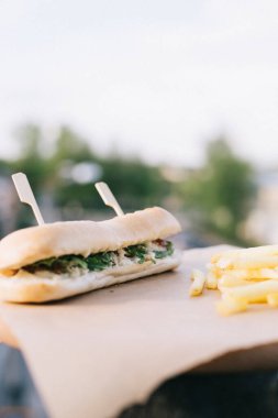 Kafenin yaz terasında sandviç ve patates kızartması.