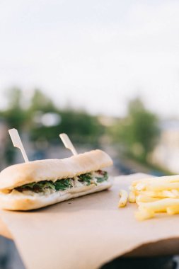 Kafenin yaz terasında sandviç ve patates kızartması.
