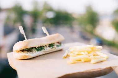 Kafenin yaz terasında sandviç ve patates kızartması.