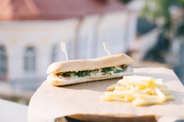 Kafenin yaz terasında sandviç ve patates kızartması.