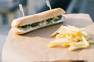 Kafenin yaz terasında sandviç ve patates kızartması.
