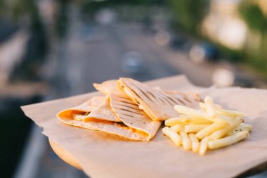 Kafenin verandasında patates kızartması ve pide.