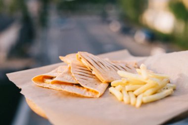 Kafenin verandasında patates kızartması ve pide.
