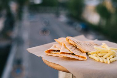Kafenin verandasında patates kızartması ve pide.