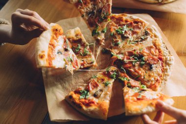 Lezzetli pizza yemek ve kafede arkadaşlarla takılmak.